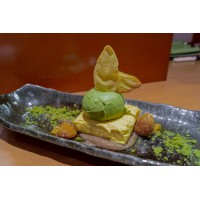 Pudding de maracuyá con helado de té verde, crema de castaña y crujiente de té verde