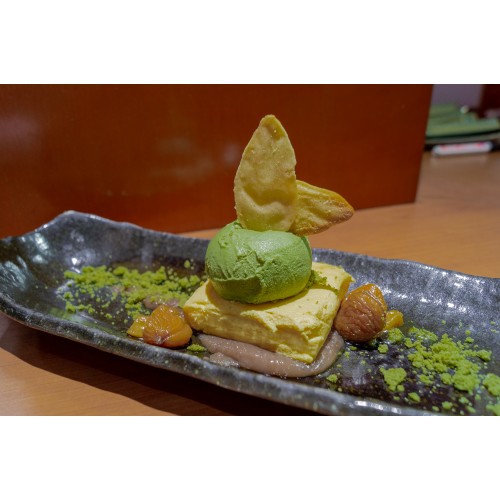 Pudding de maracuyá con helado de té verde, crema de castaña y crujiente de té verde