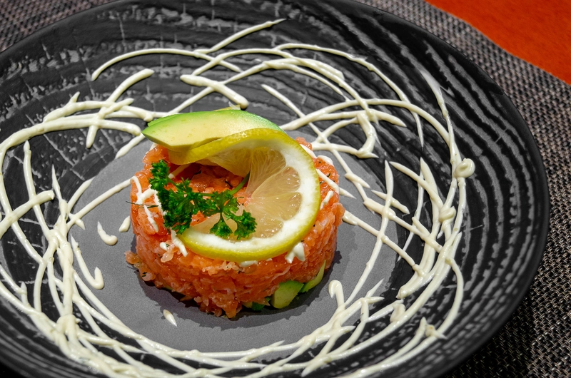 Tartar de Salmón y aguacate (salsa de eneldo y wasabi)