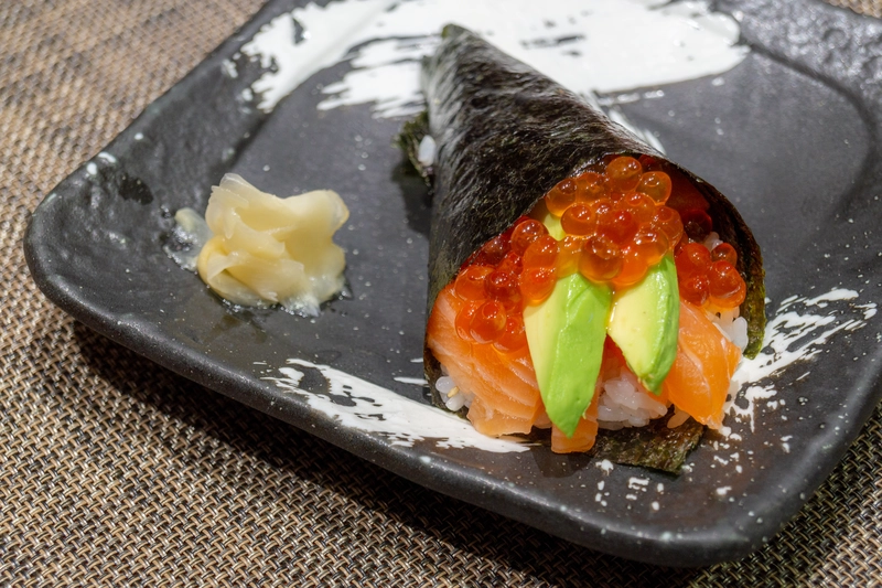 Temaki de salmón, aguacate y Ikura