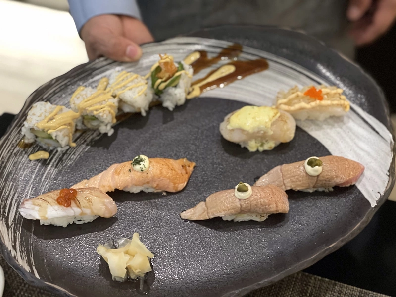 Sushi variado, estilo MIYAMA (6 pzas. de nigiri flambeado, ½ ¨Ebi Fry¨)